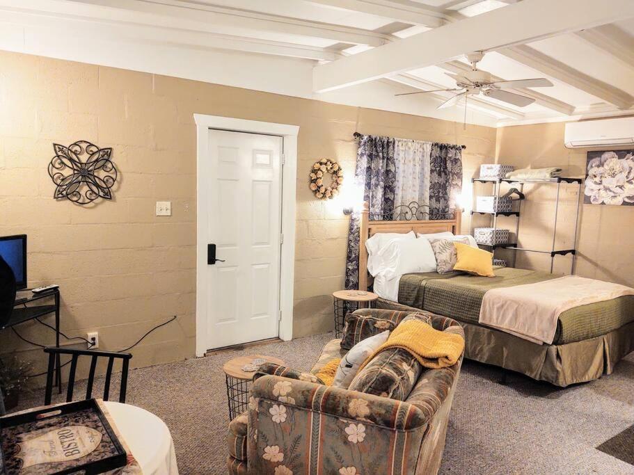 #02 - Unique Lakeside Studio Cottage- Pet Friendly Хот-Спрингс Экстерьер фото