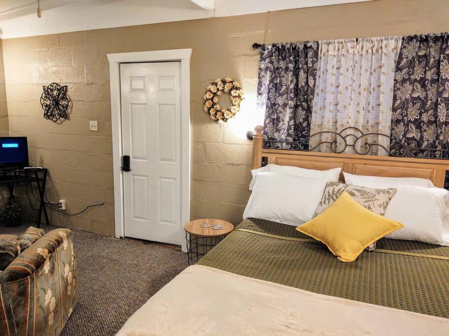 #02 - Unique Lakeside Studio Cottage- Pet Friendly Хот-Спрингс Экстерьер фото